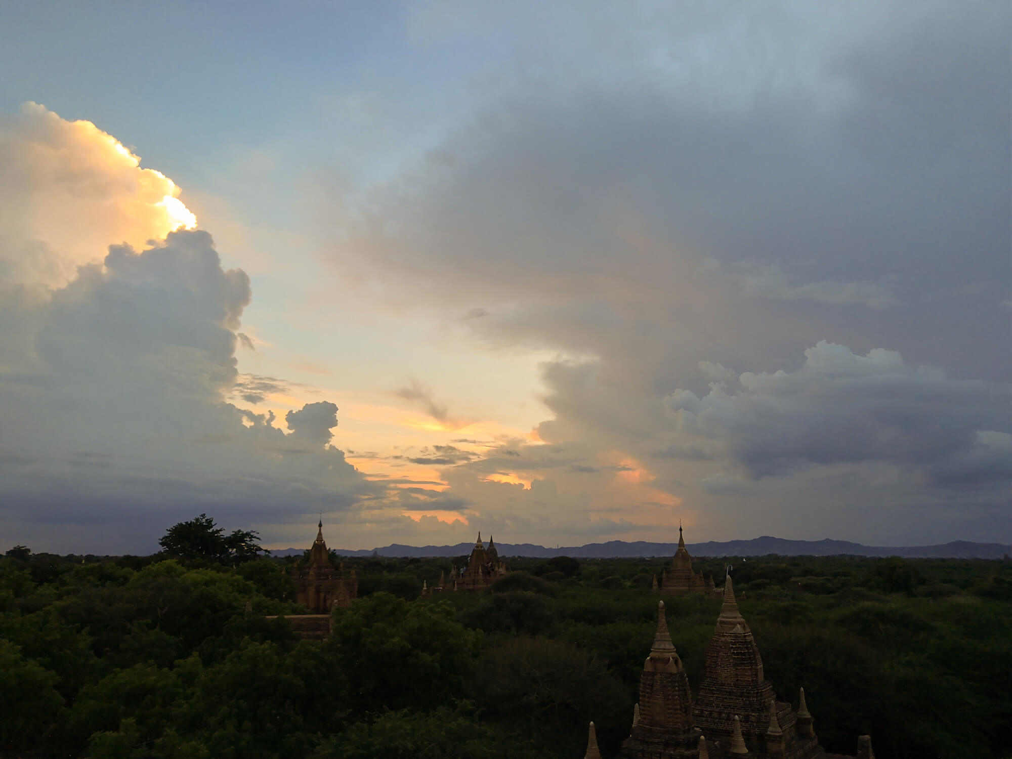 coucher de soleil à Bagan en Birmanie