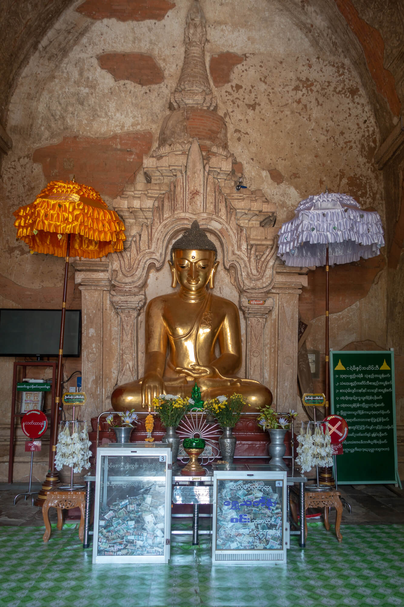 Un bouddha dans le temple Htilominio à Bagan