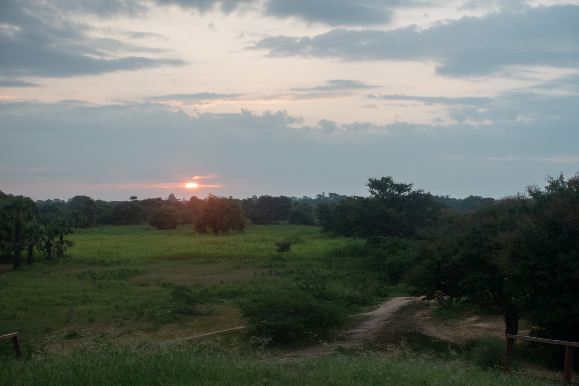 lever de soleil à Bagan en Birmanie