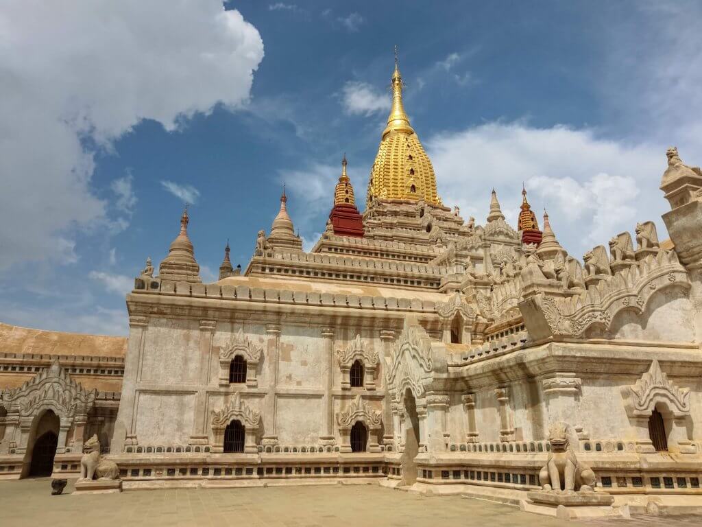 l'extérieur du temple Ananda à Bagan au Myanmar