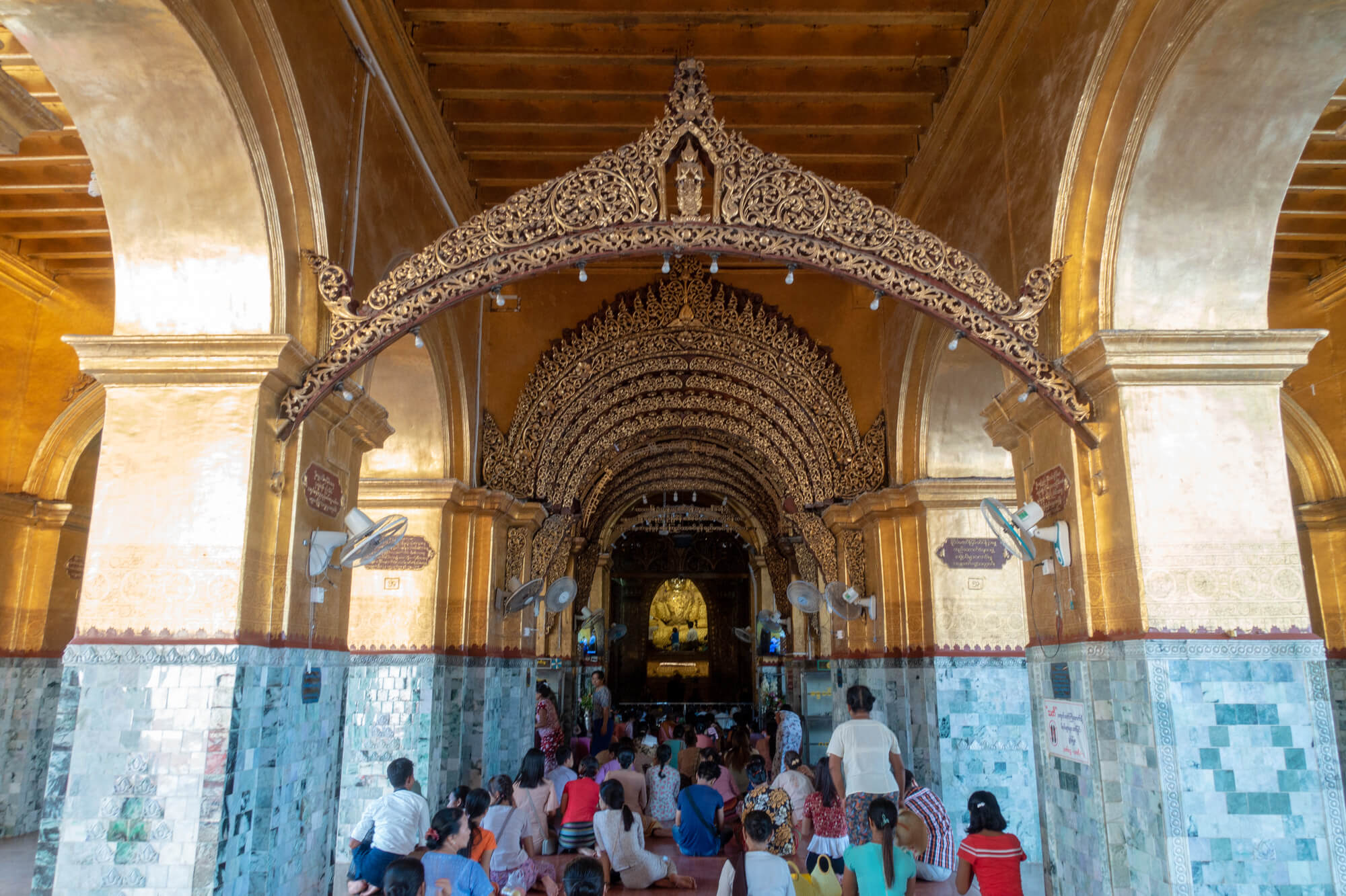 la pagode Mahamuni à Mandalay lors de notre voyage en Birmanie