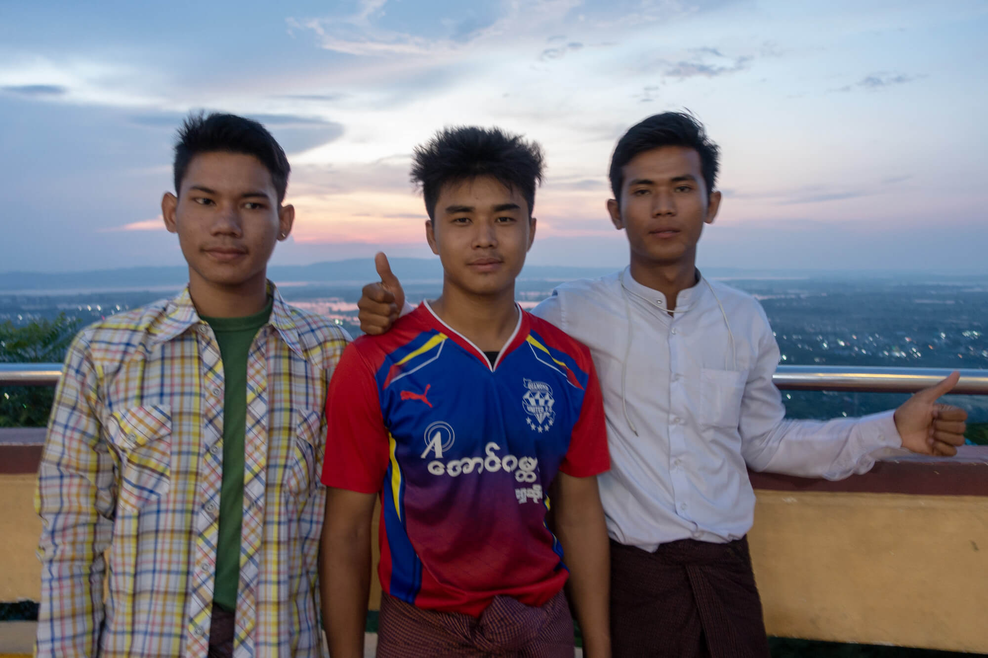 Les étudiants birmans devant la pagode Sutaungpyei sur les collines de Mandalay en Birmanie