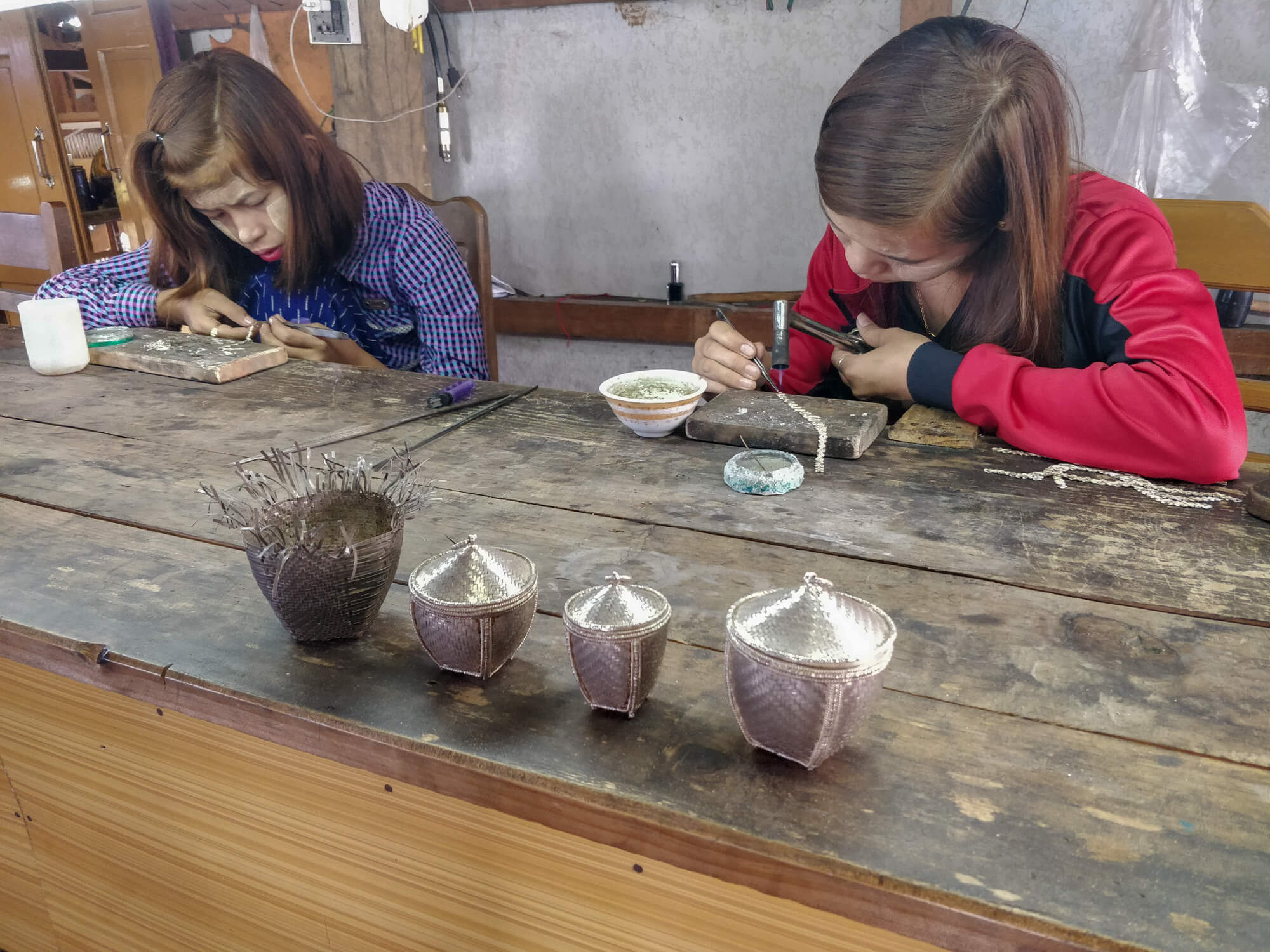 des Birmanes en train de fabriquer des bijoux en argent au lac inle