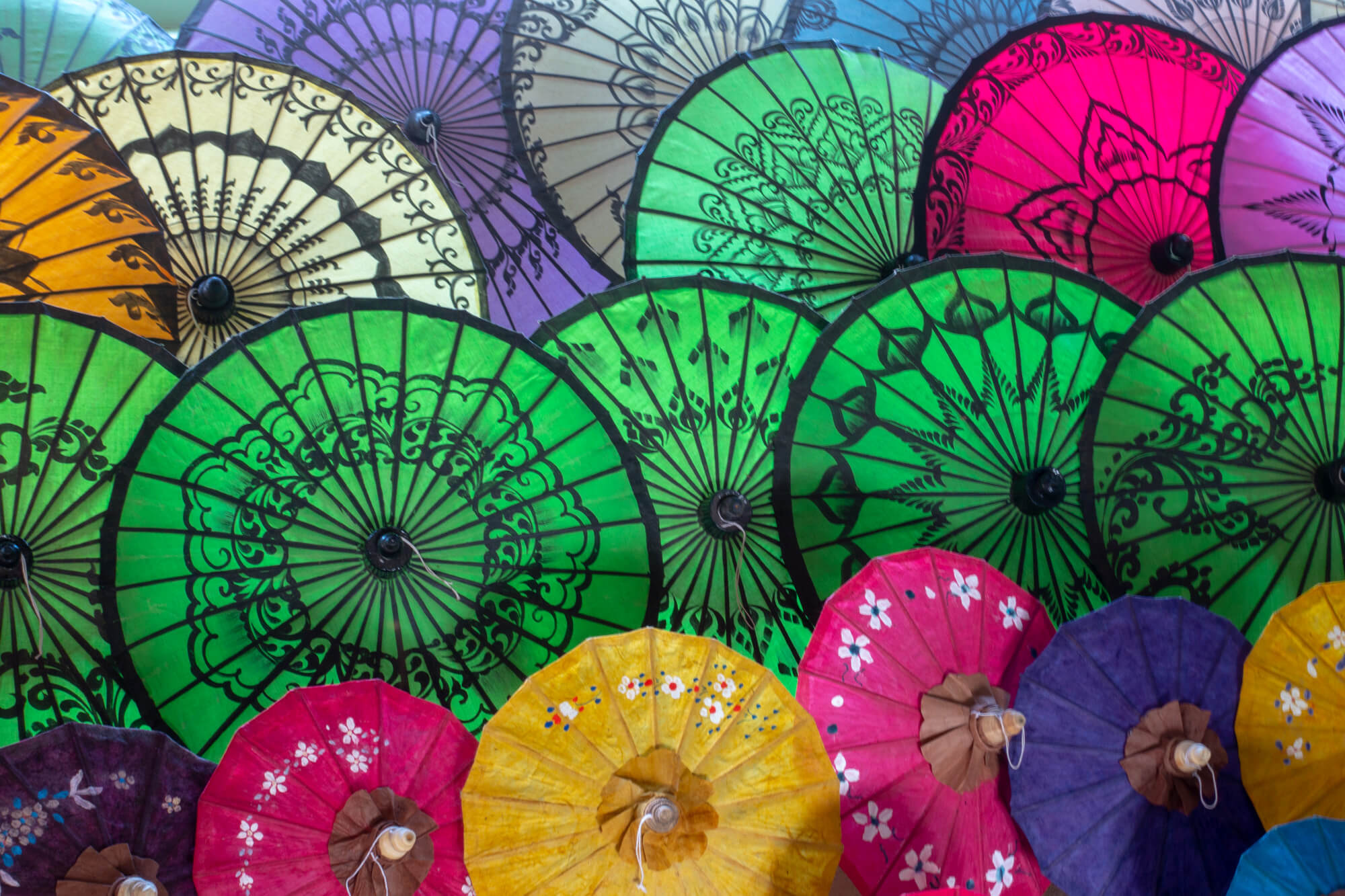 des ombrelles traditionnelles au lac Inle