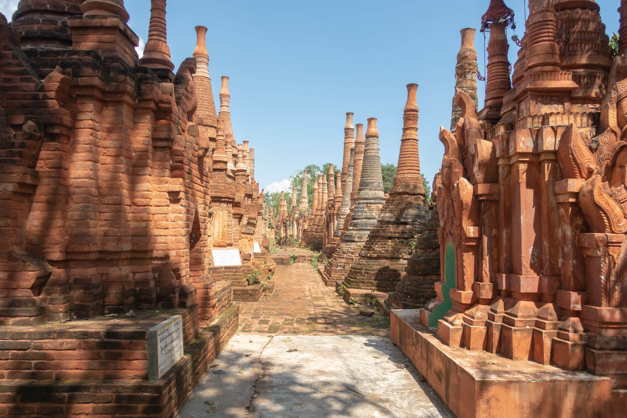 Les stupas du monastère In Dein en Birmanie