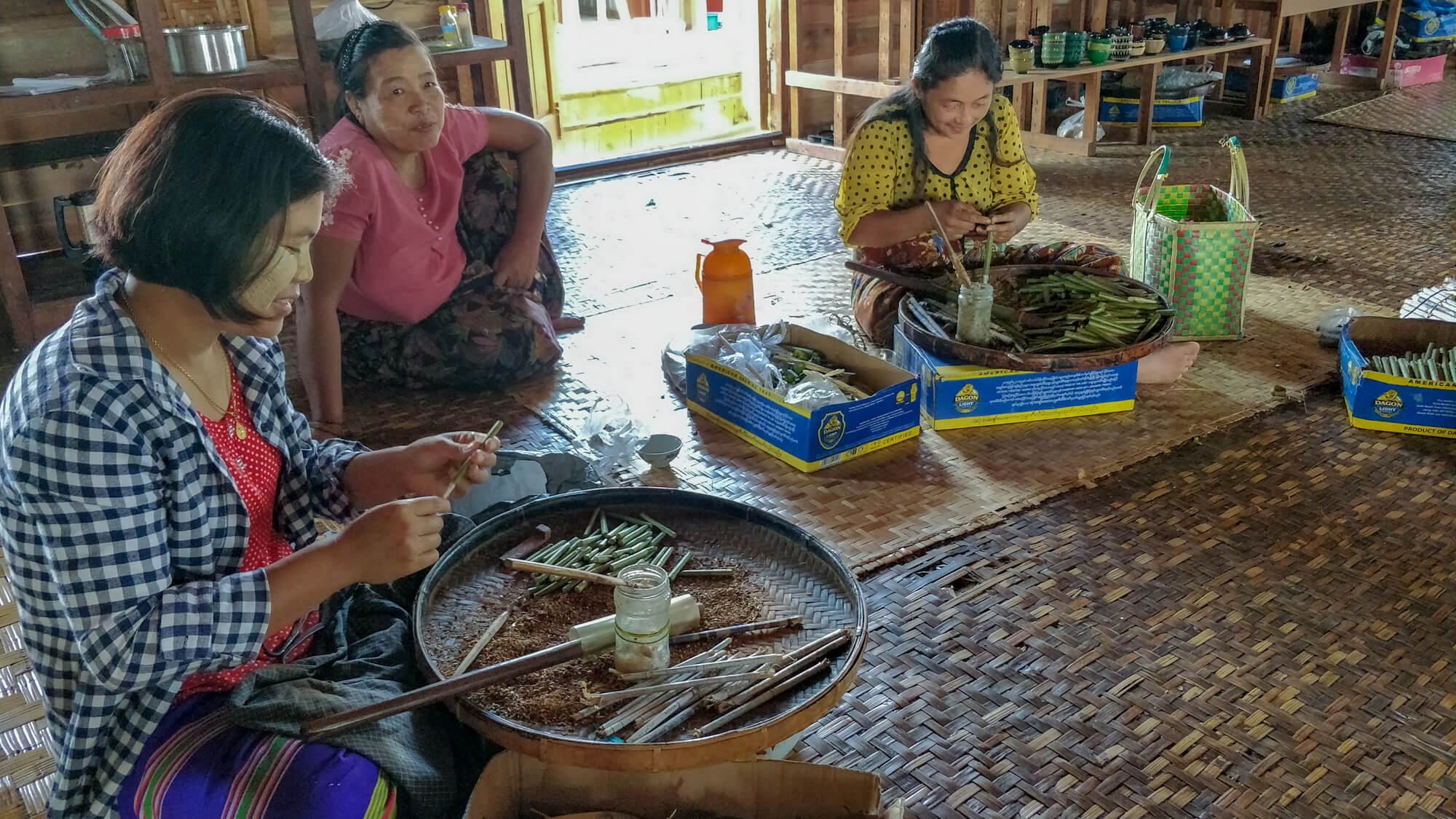 une fabrique de cigares et de cigarettes au lac Inle en Birmanie