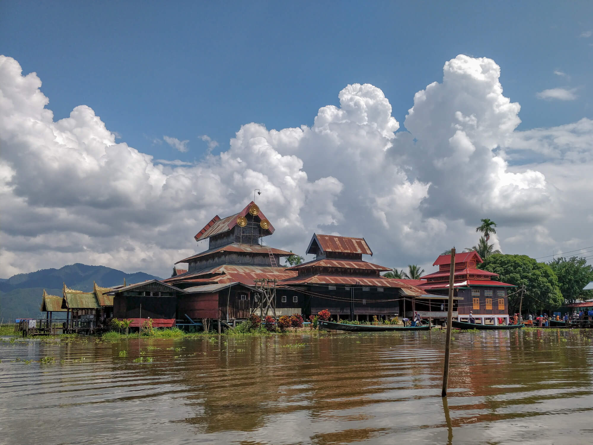 Le monastère Nga Phe Saung au bord du lac Inle