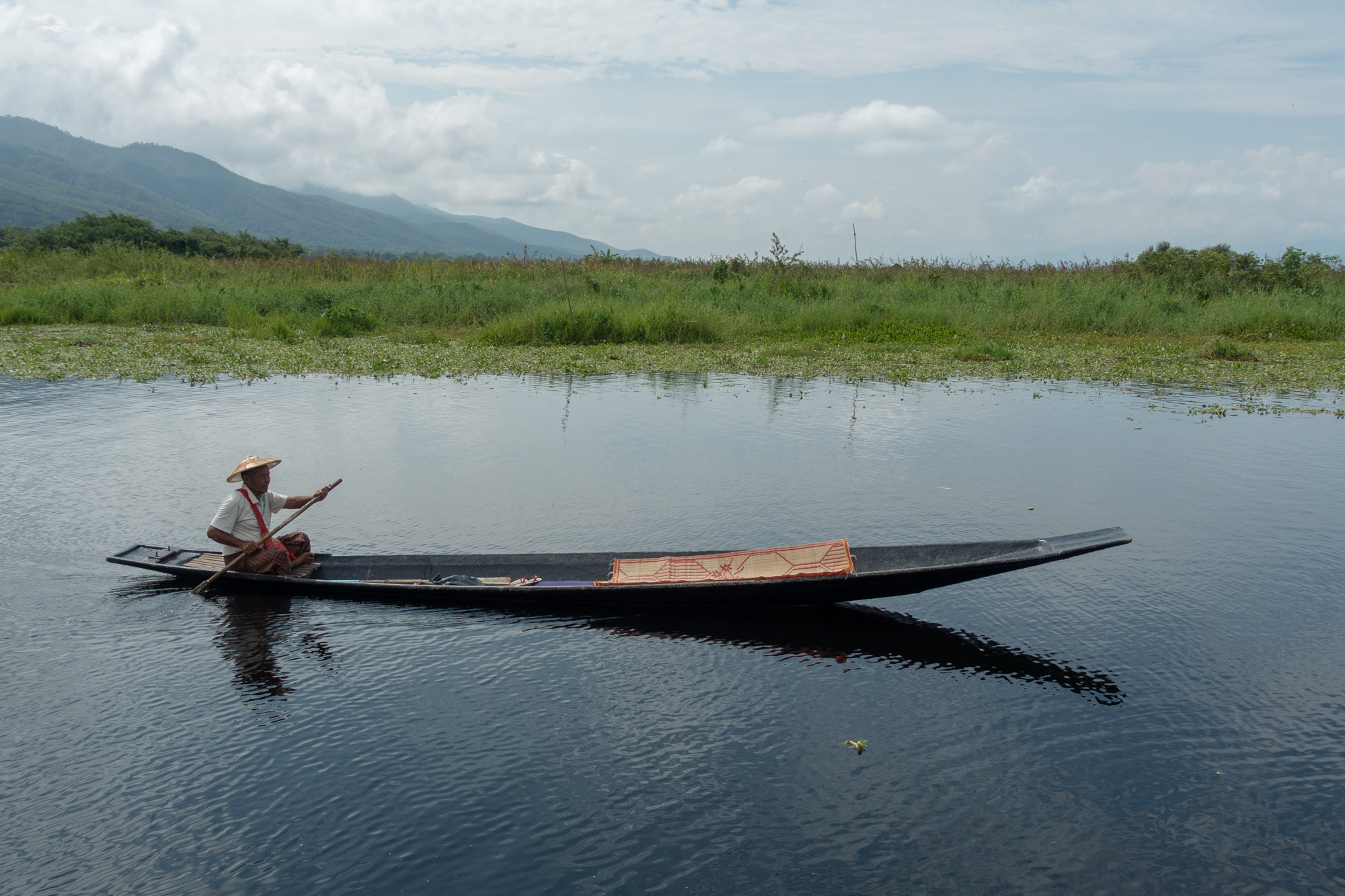 Un batelier sur sa pirogue à Maing Thauk en Birmanie