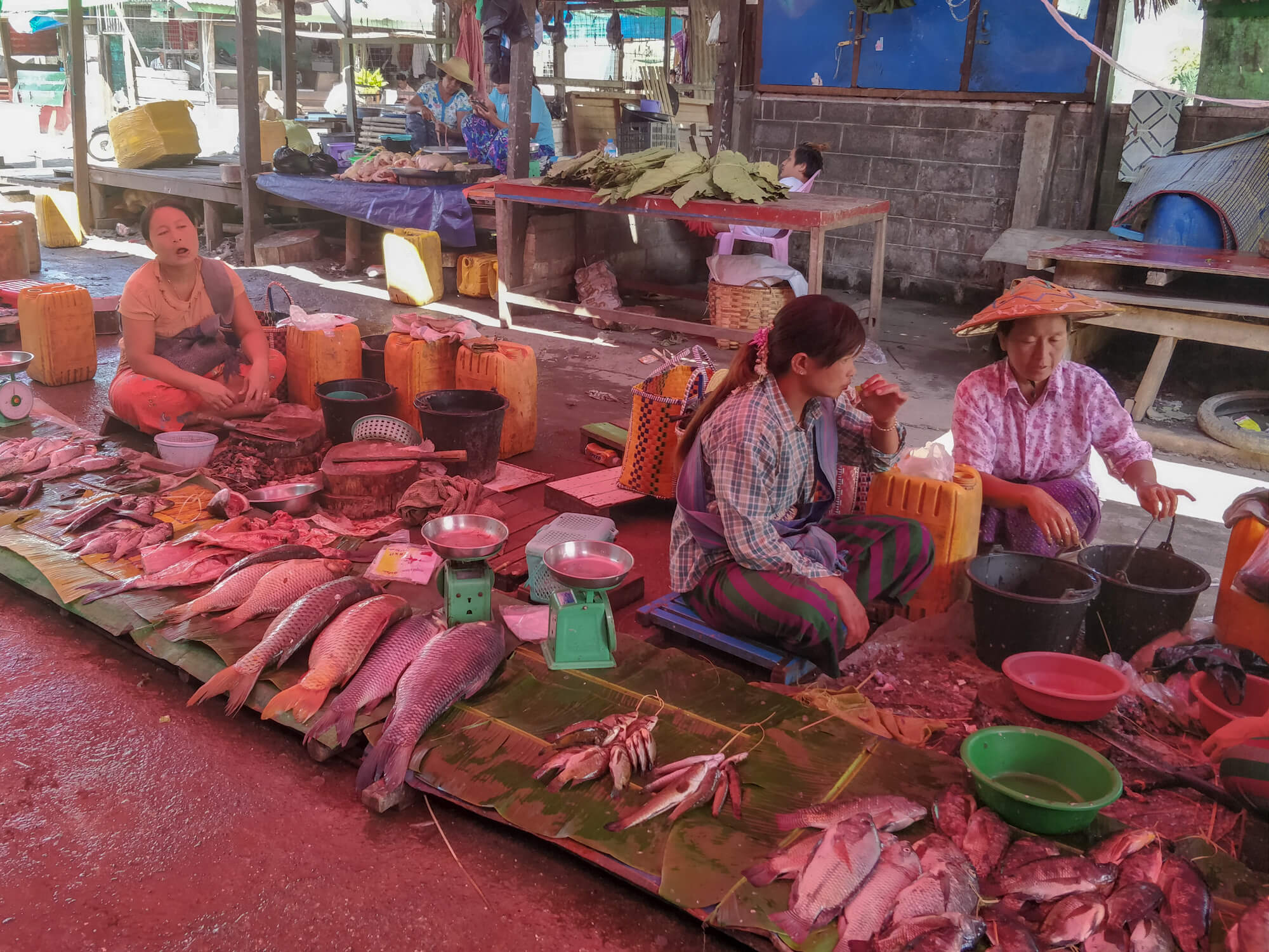 des vendeuses birmanes au marché de Nyaung Shwe