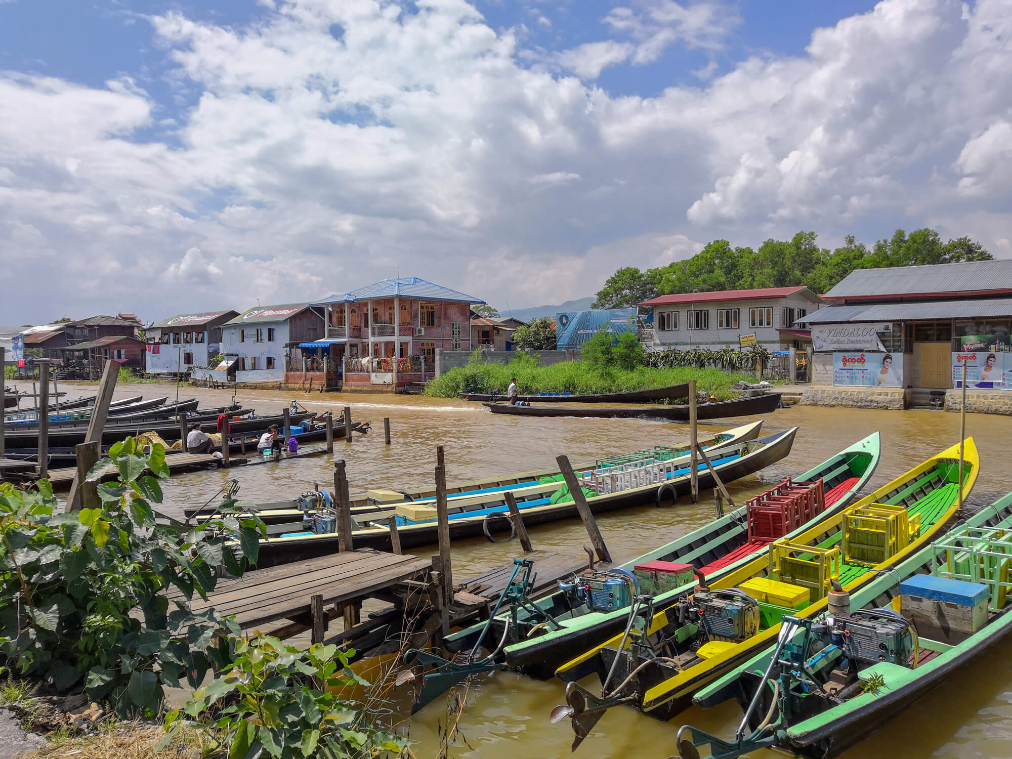 les pirogues qui vont au lac Inle depuis le canal de Nyaung Shwe