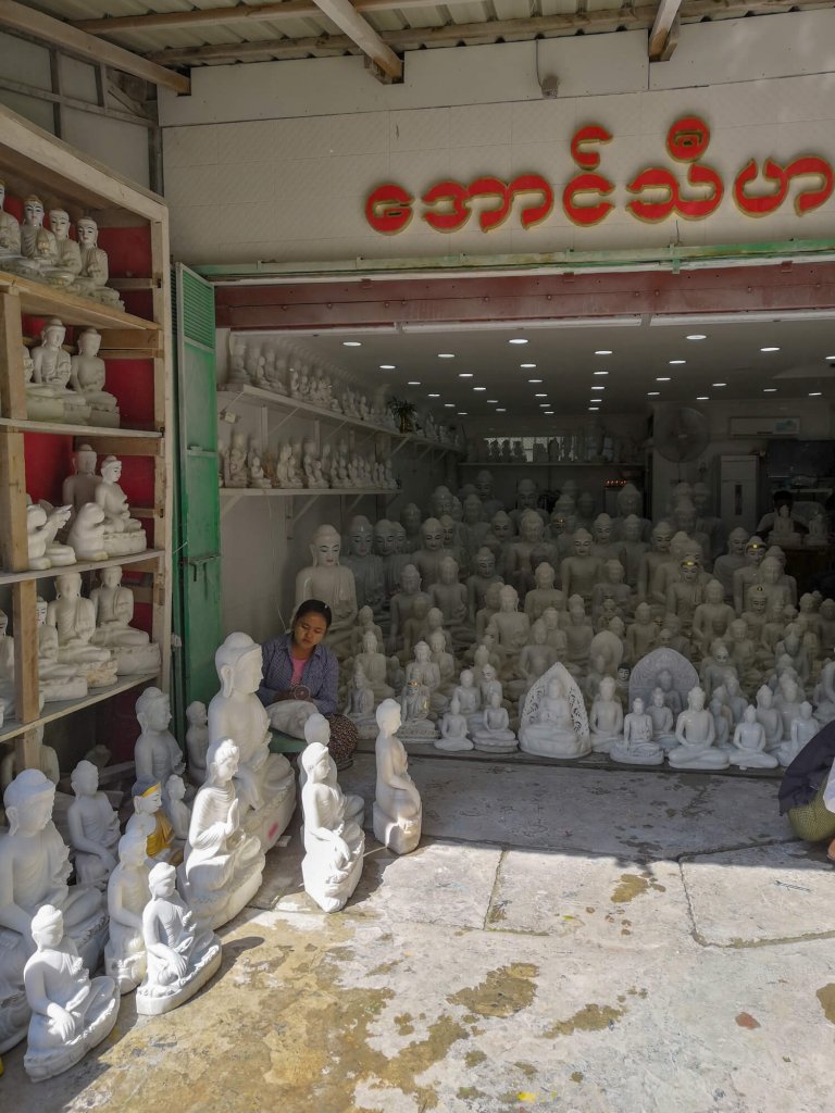 Une boutique de sculptures de pierres