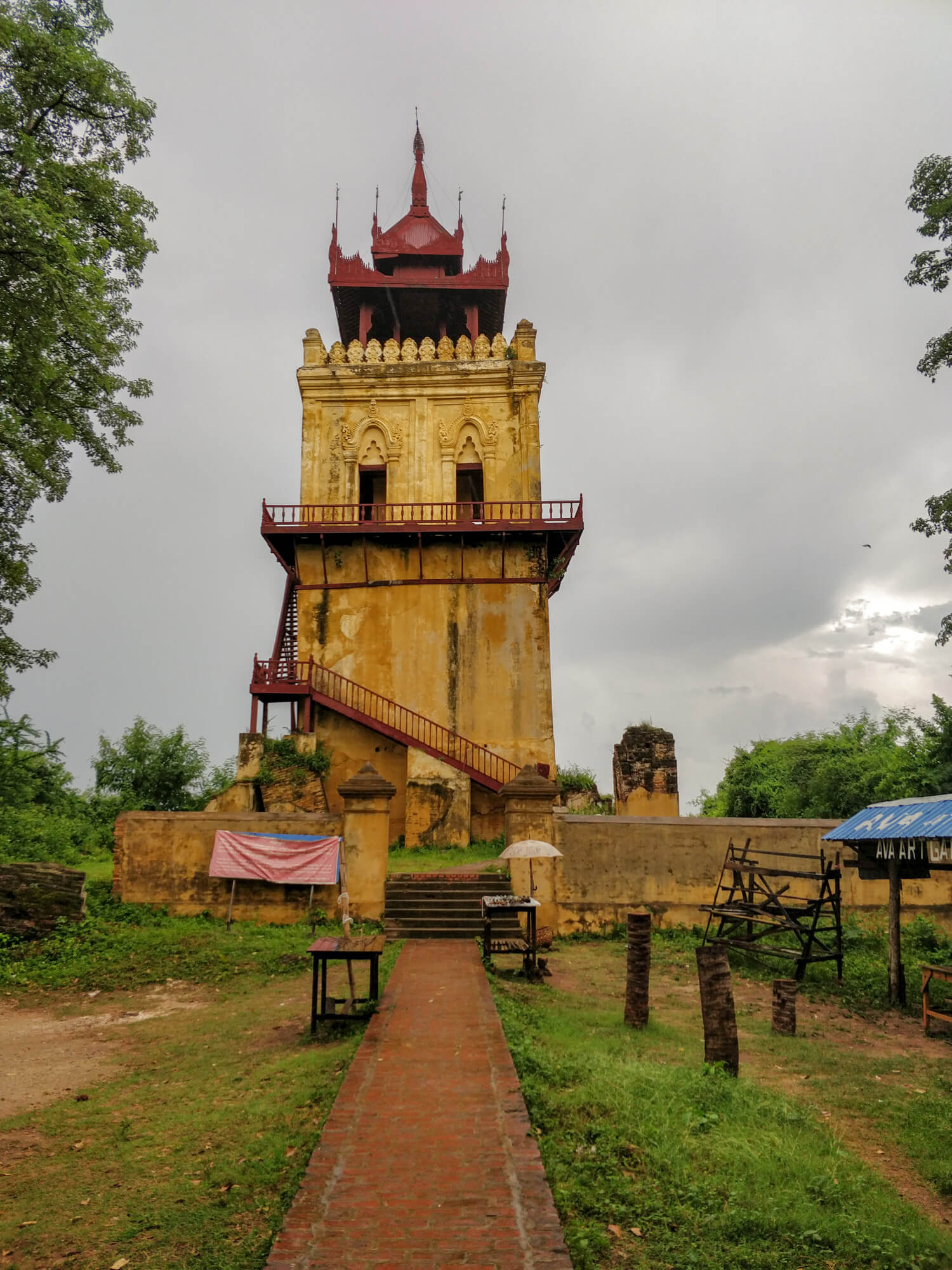 La tour Nanmyint ou tour de l'horloge à Ava en Birmanie