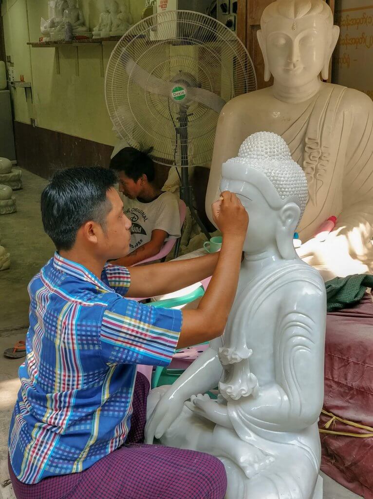 Un sculpteur de pierre à Mandalay