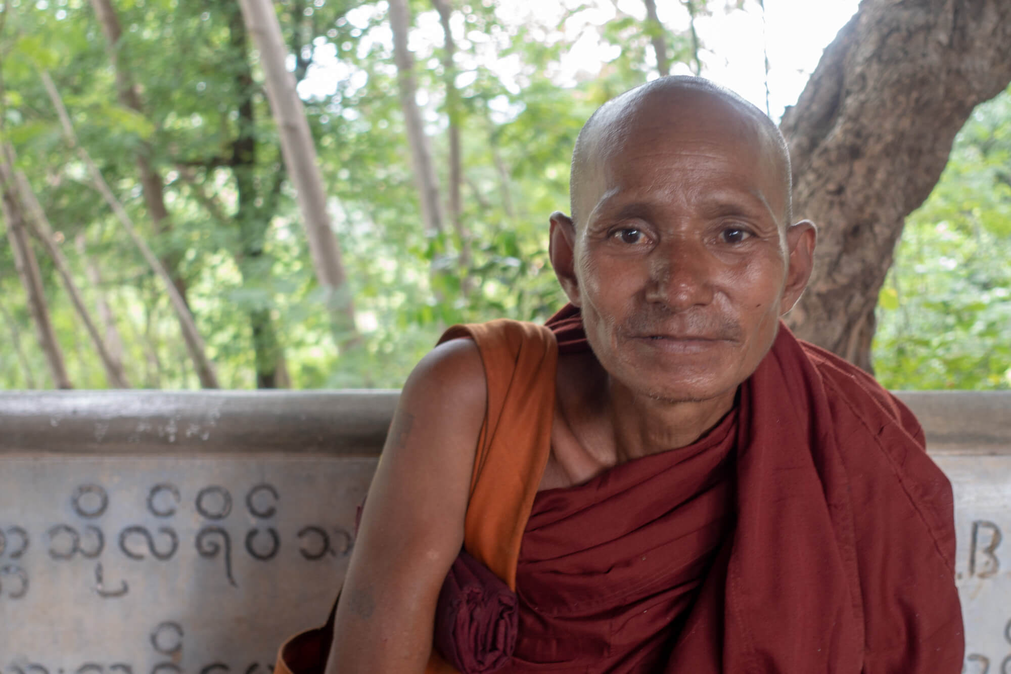 Moine rencontré lors de la descente des collines de Sagaing en Birmanie