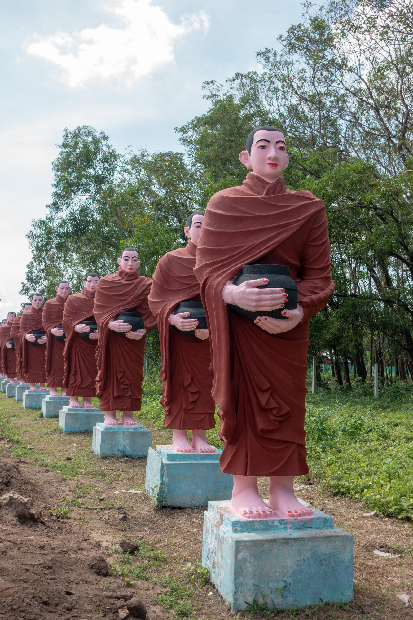 les statues de moine au centre de méditation Win Sein à côté de Mawlamyine