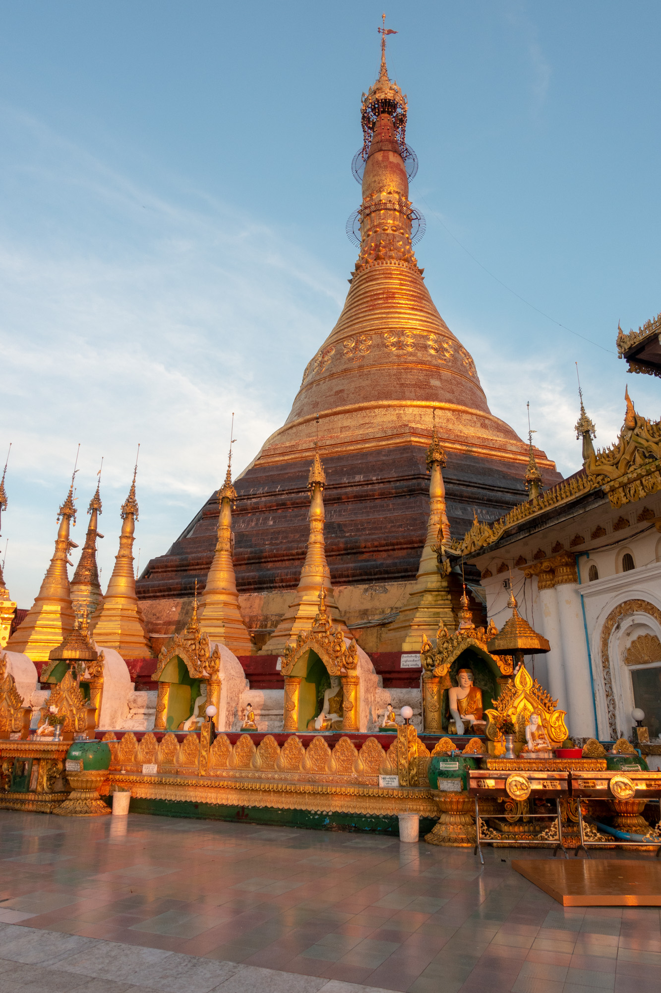 Coucher de soleil sur la pagode Kyaik Thalan à Mawlamyine au sud de la birmanie