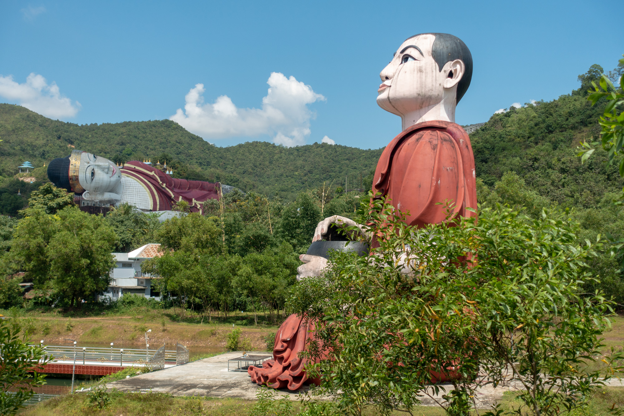 le plus grand bouddha couché au monde et une statue géante d'un moine à Mawlamyine