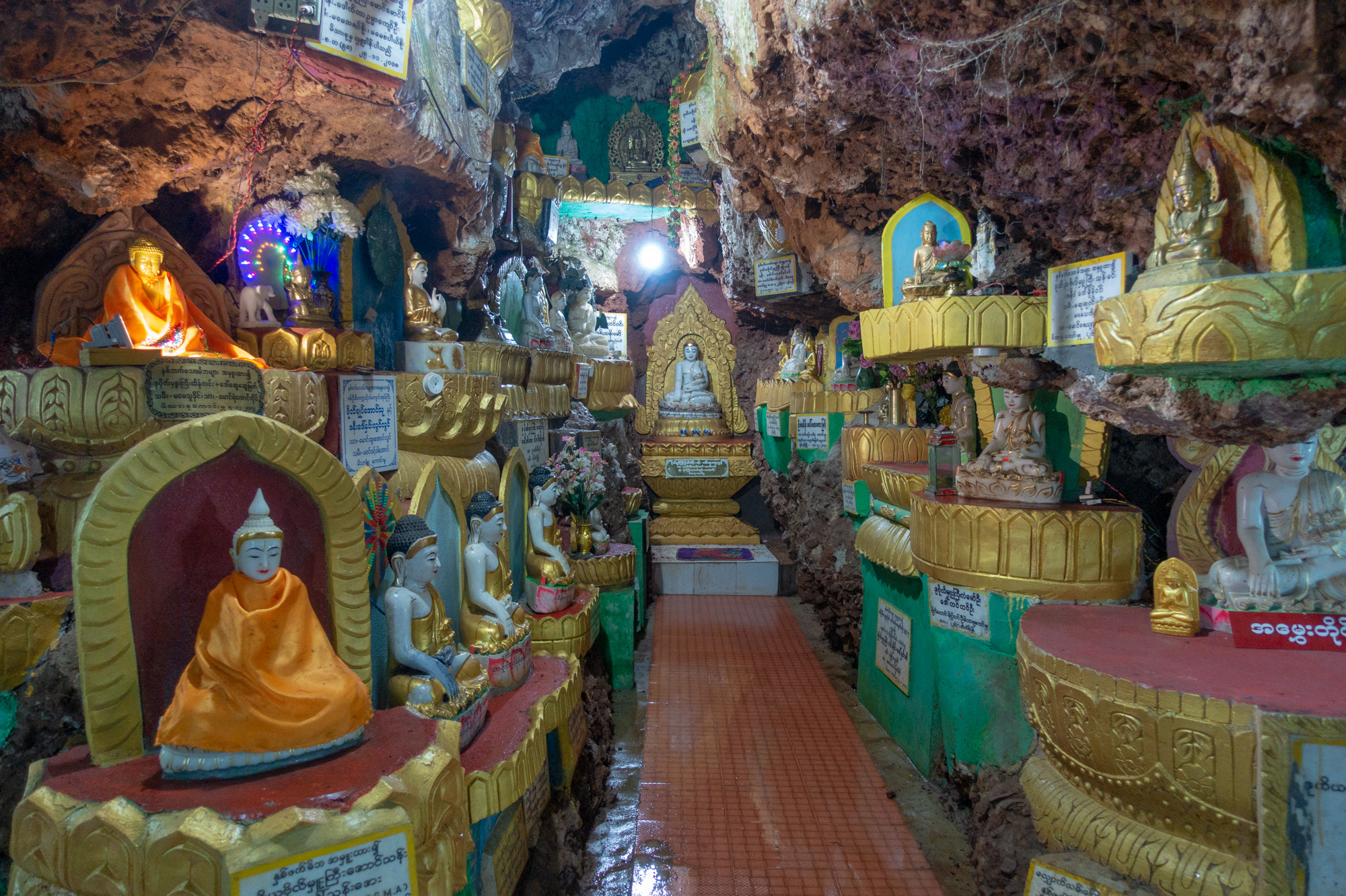 l'intérieur de la pagode Shwe Oo Min à Kalaw