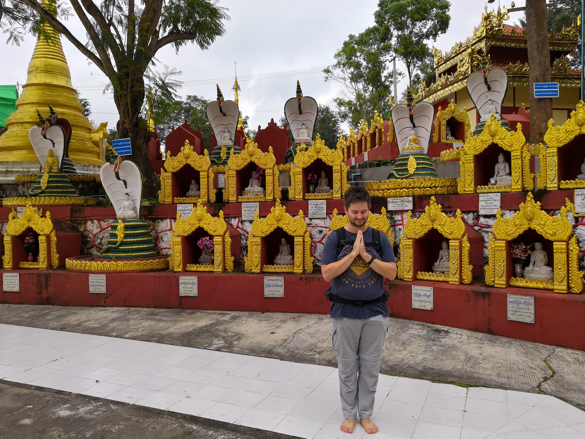 Xavier devant la pagode Shwe Oo Min à Kalaw en Birmanie