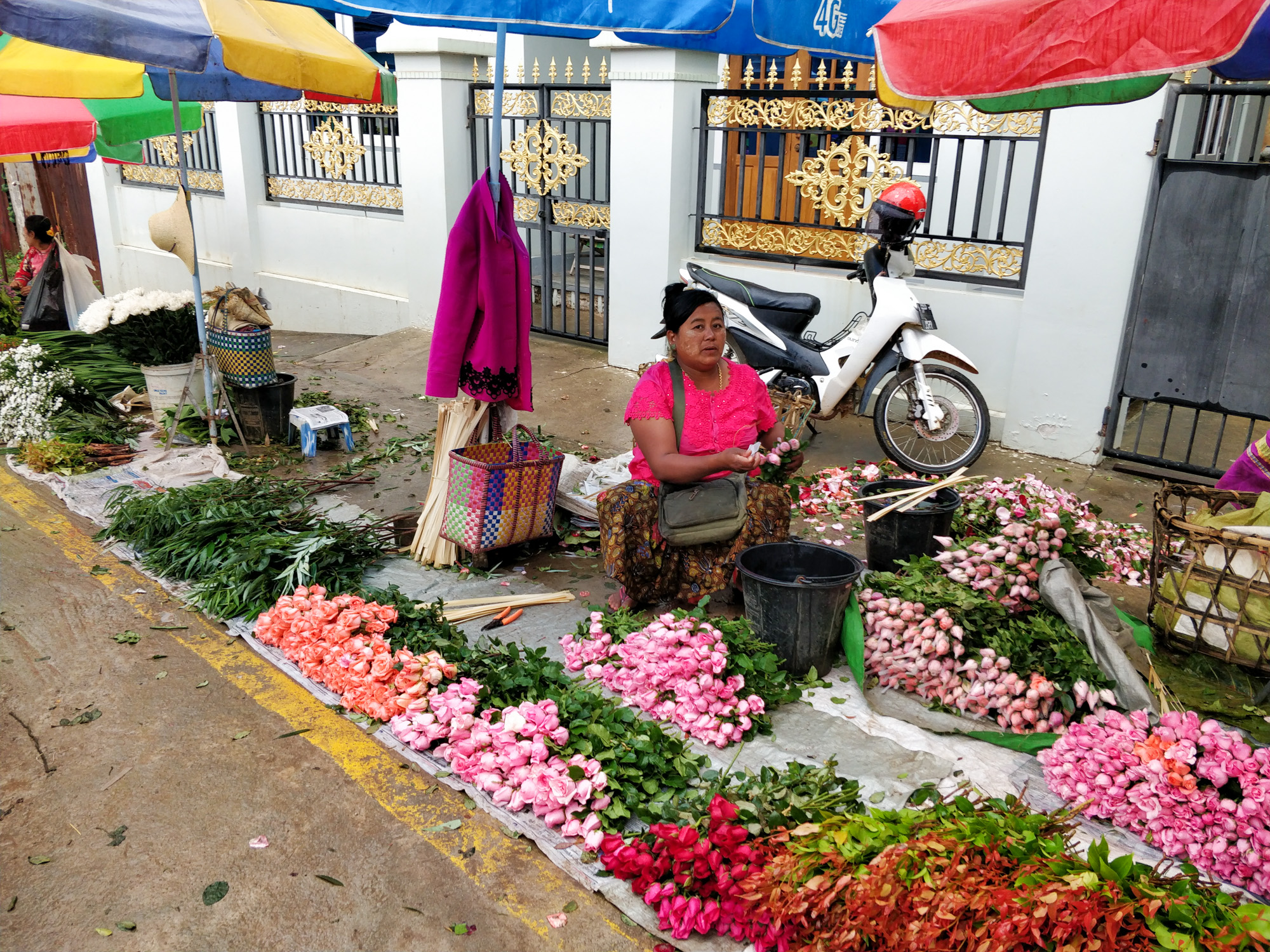 une marchande de fleurs au marché des 5 jours à Kalaw en Birmanie