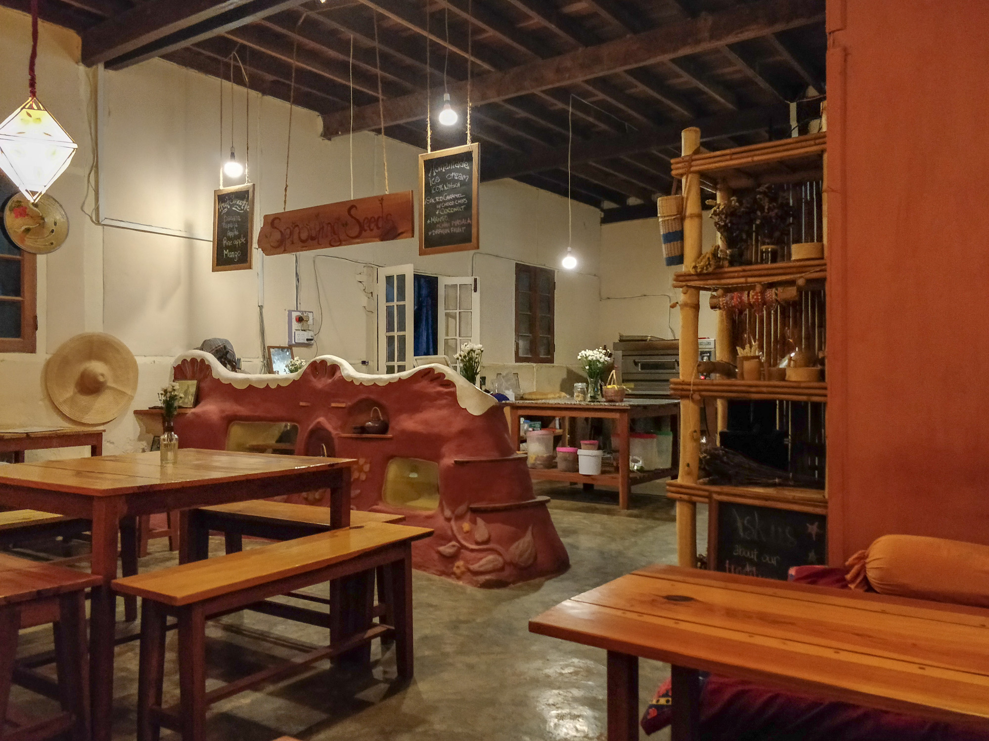 l'intérieur du café/restaurant Sprouting Seeds à Kalaw