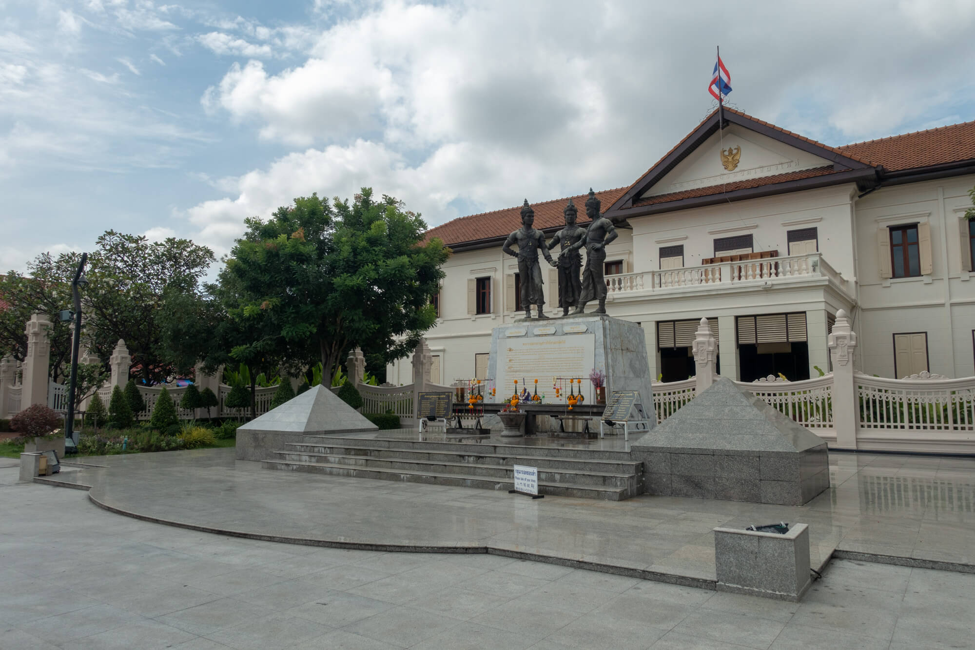 Le Three Kings Monument dans la vieille ville de Chiang Mai en Thaïlande