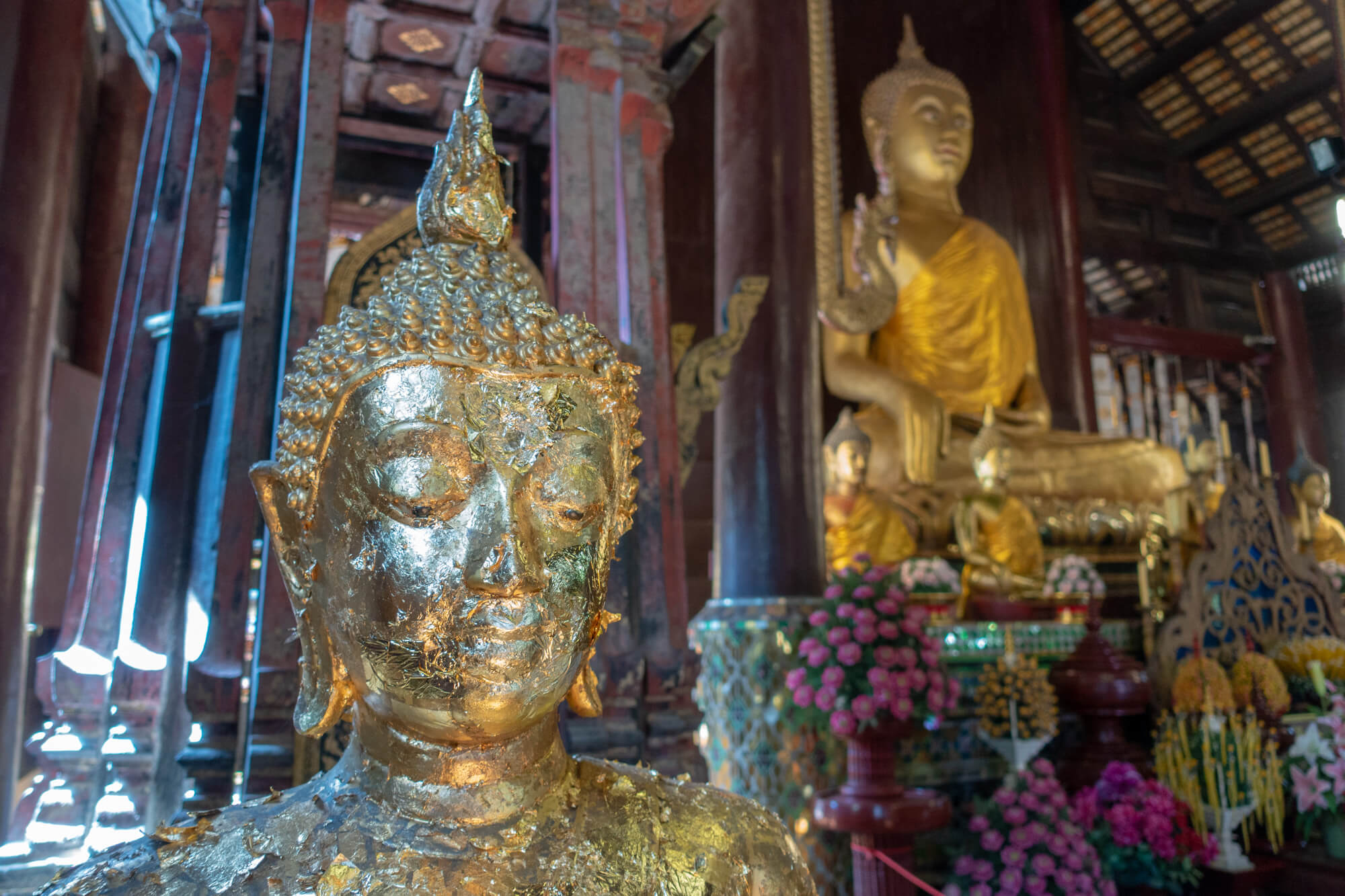 Wat Phan Tao bouddha à Chiang Mai en Thaïlande