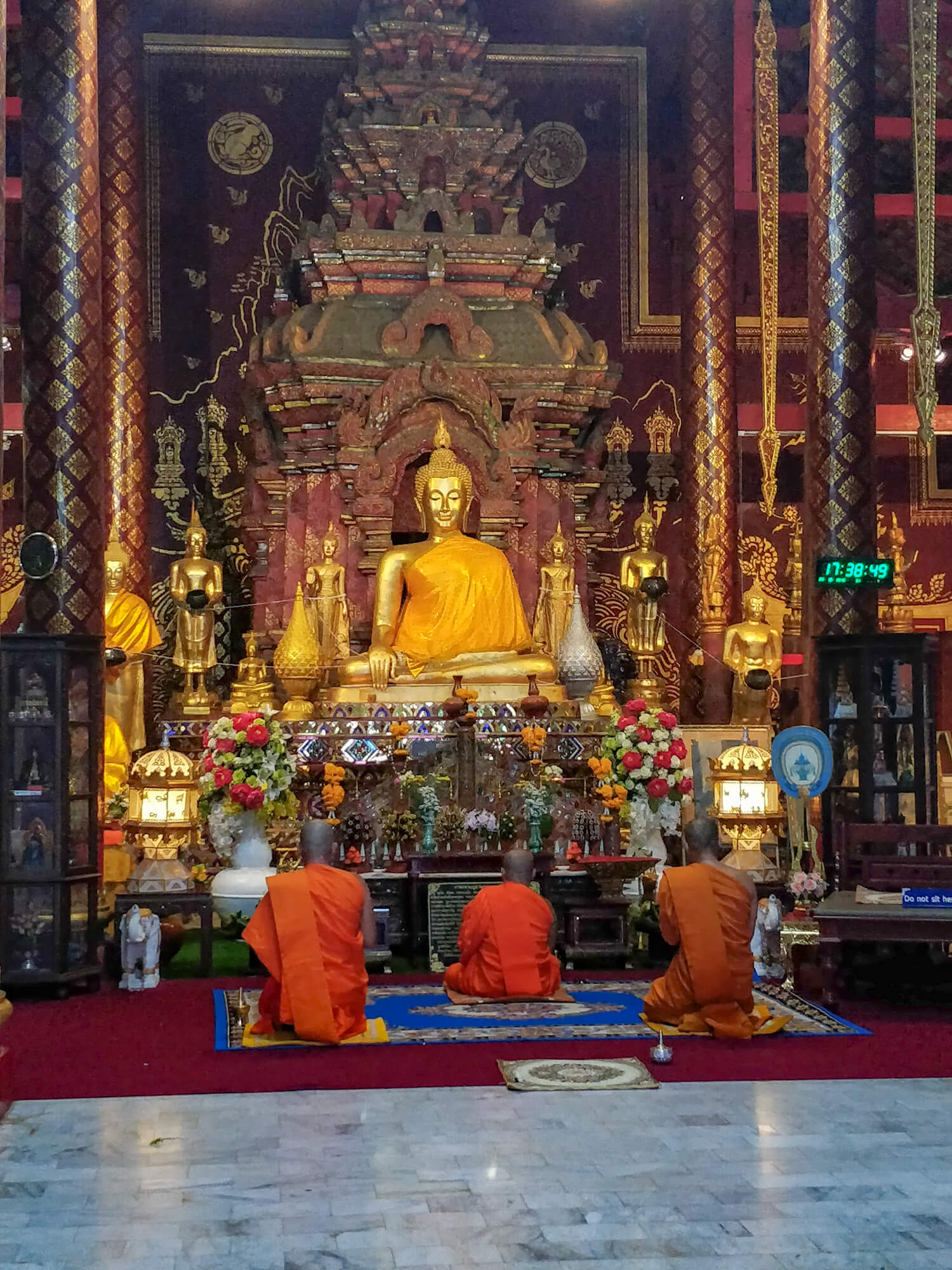 des moines dans le temple wat lok molee à Chiang Mai