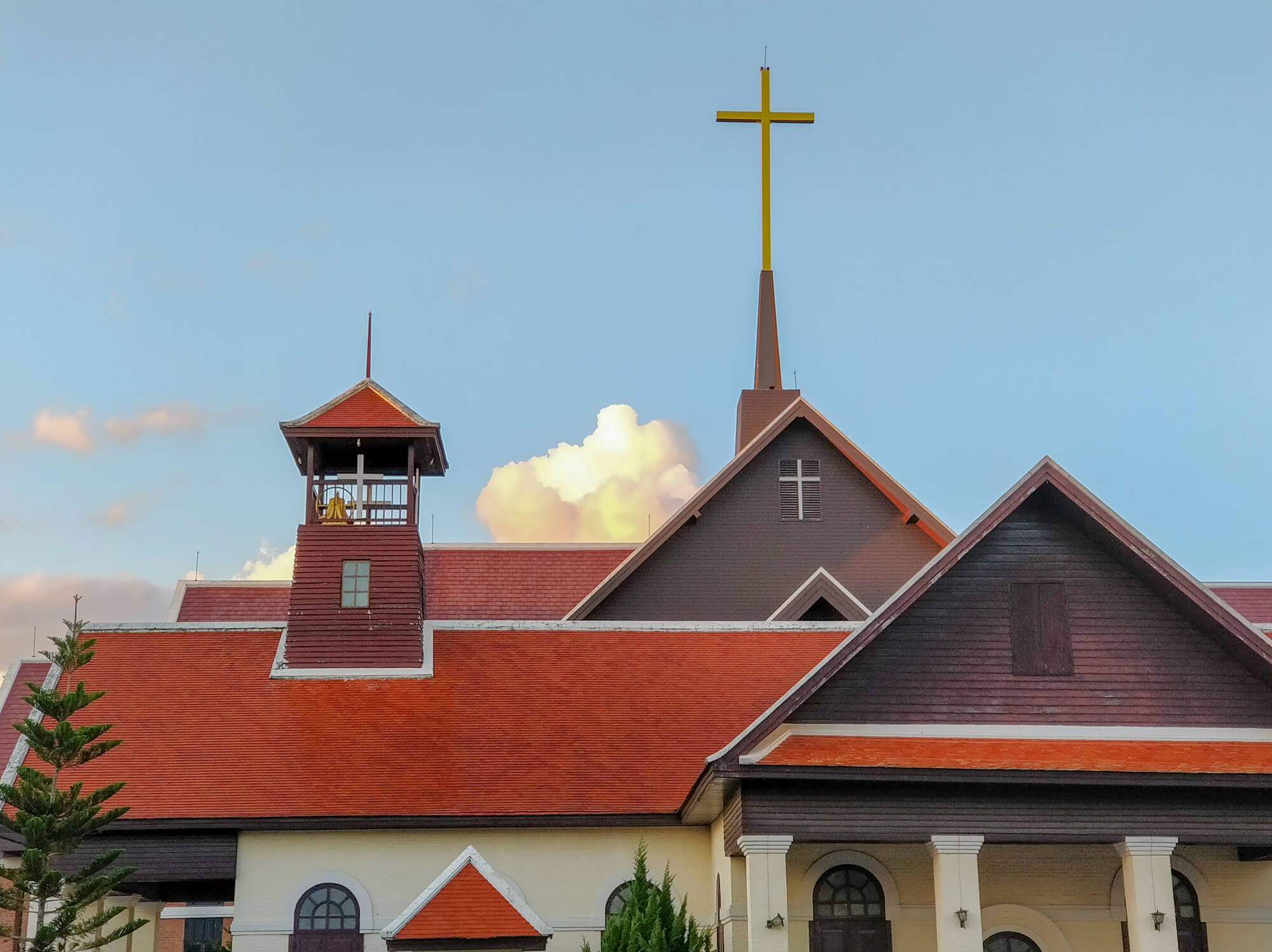 la première église de chiang rai