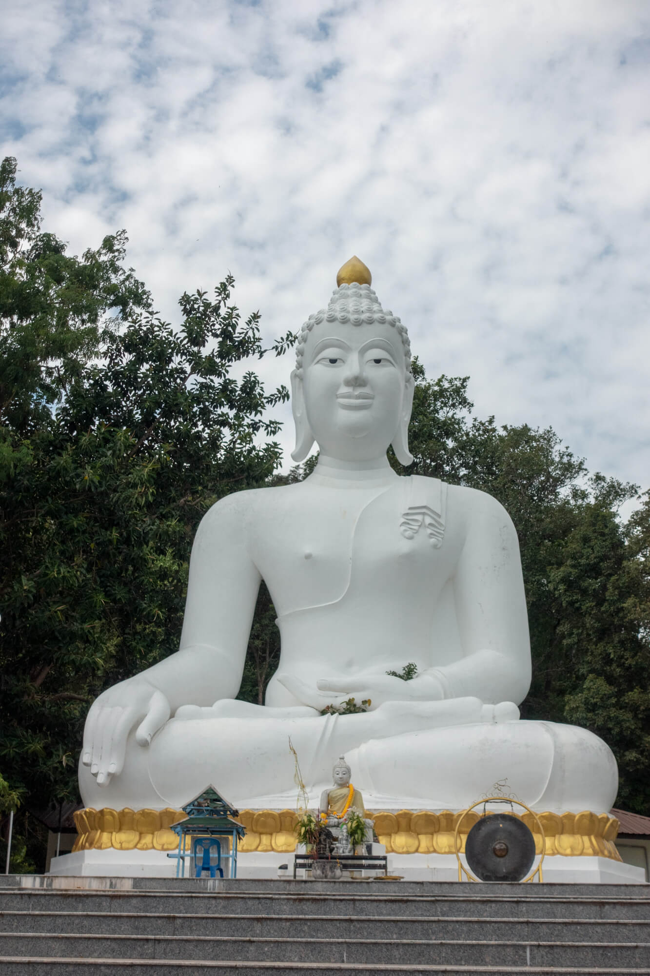 Un Bouddha sur la route du chedi de Wat Tha Ton à Thaton en Thaïlande