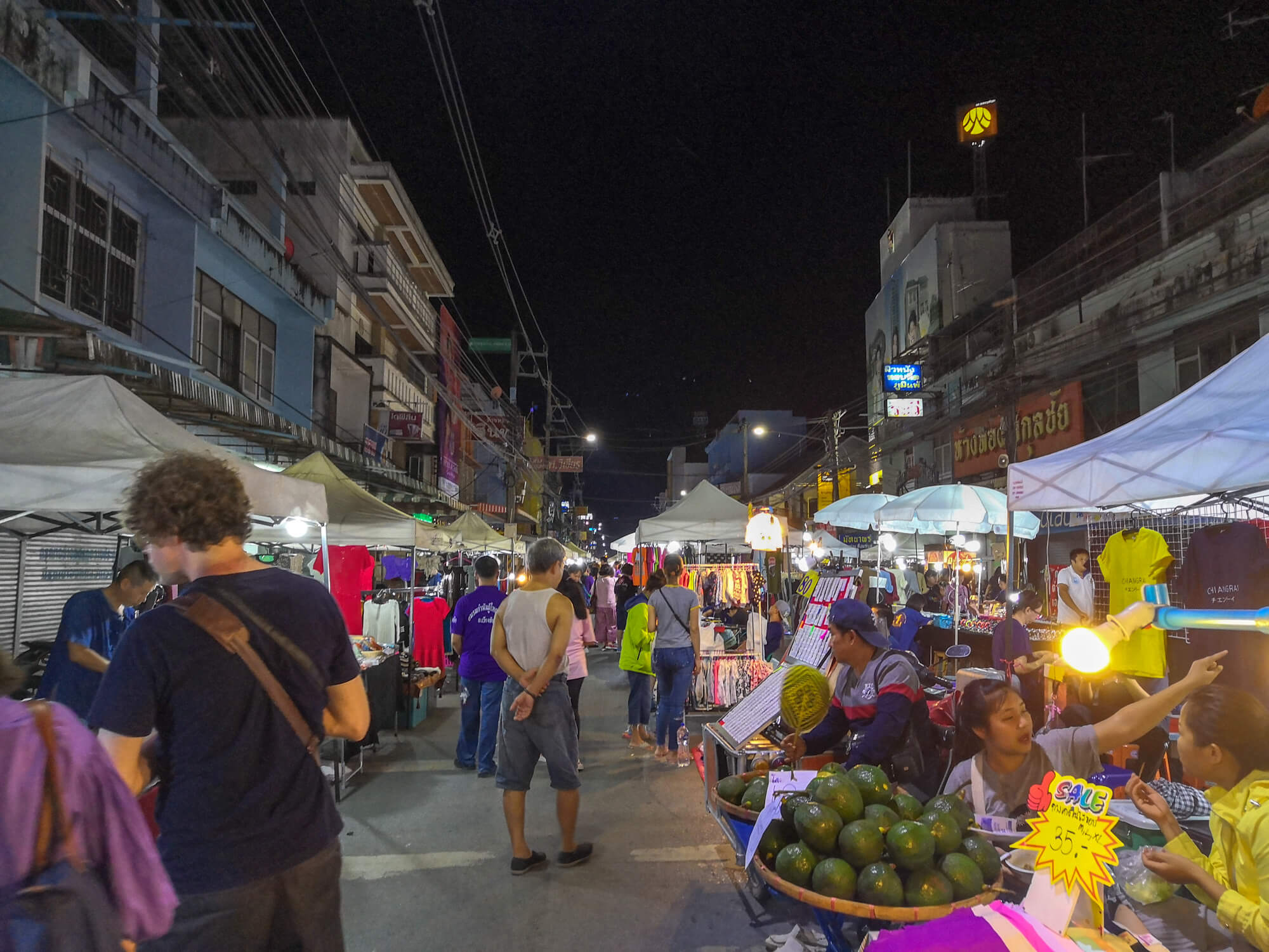 le saturday night market de chiang rai