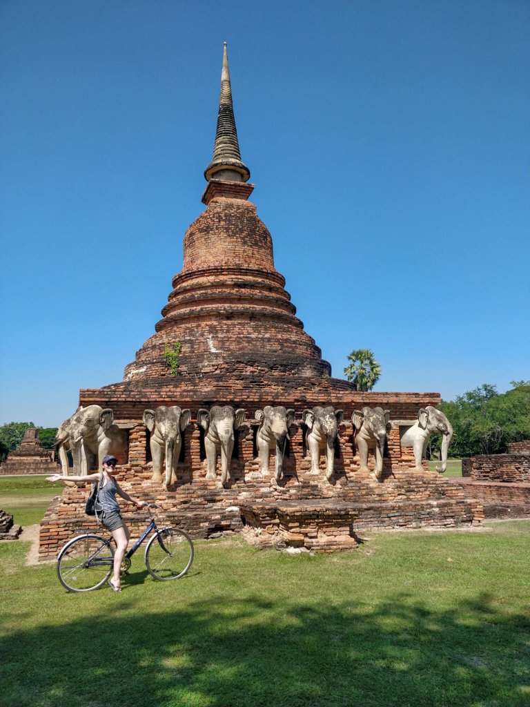 Wat Sorasak dans le parc historique de Sukhothai en Thaïlande