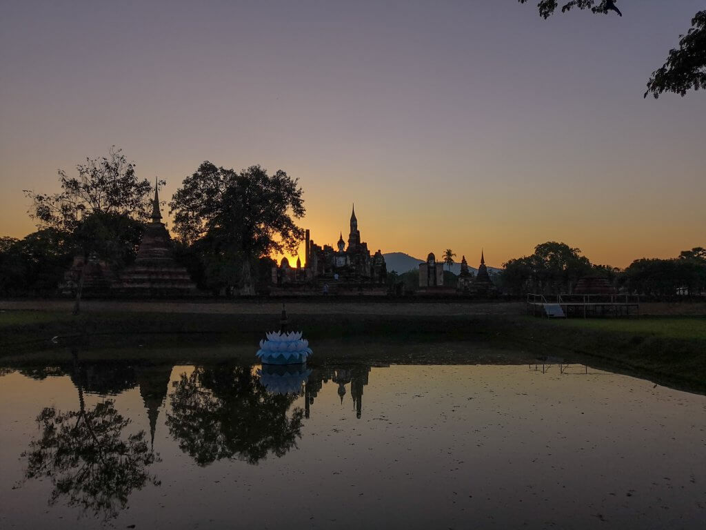 coucher de soleil sur wat mahathat à Sukhothai en Thaïlande