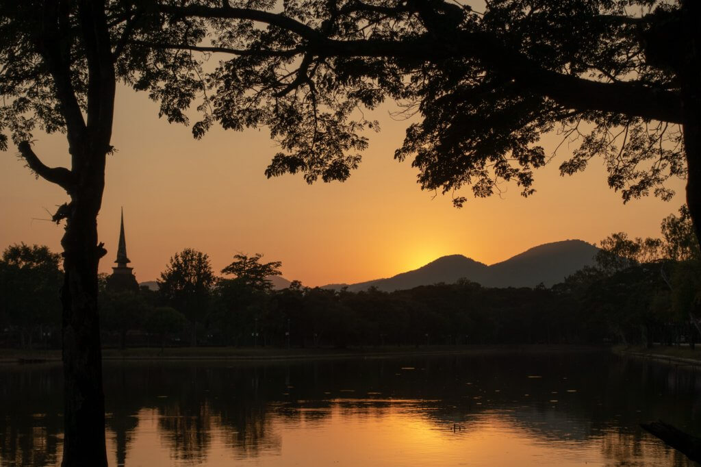 coucher de soleil aux portes du parc historique de Sukhothai