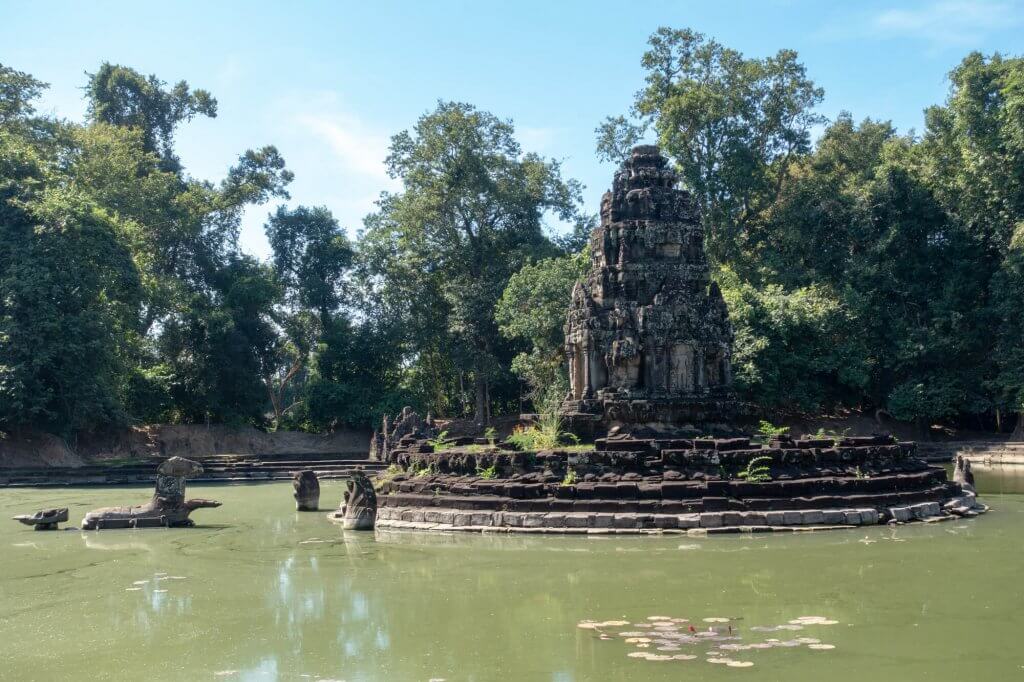 le temple Neak Pean au milieu du bassin, sur le grand tour d'Angkor