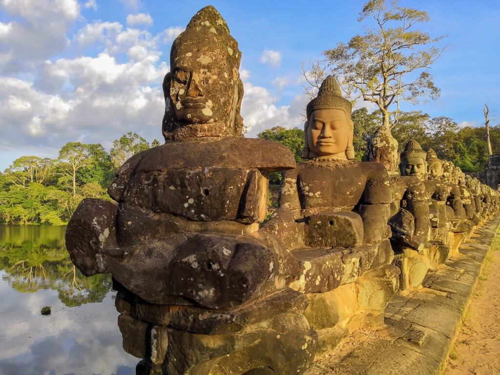 Dieux bordant la porte sud du temple Angkor Thom