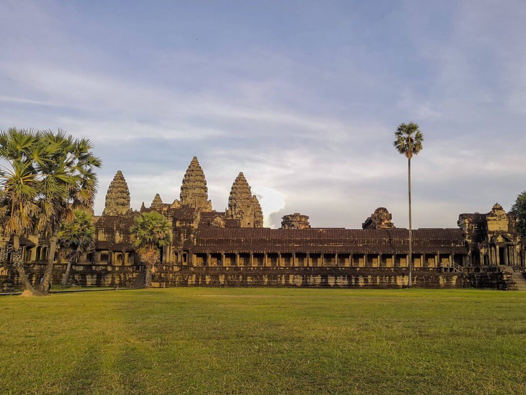 le temple Angkor Wat à la fin d'une journée de visite