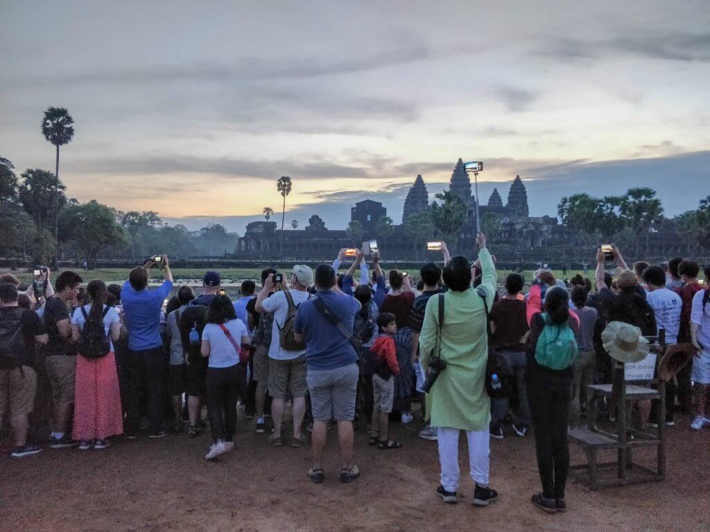 les touristes qui visitent Angkor pour assister au lever du soleil sur Angkor Wat