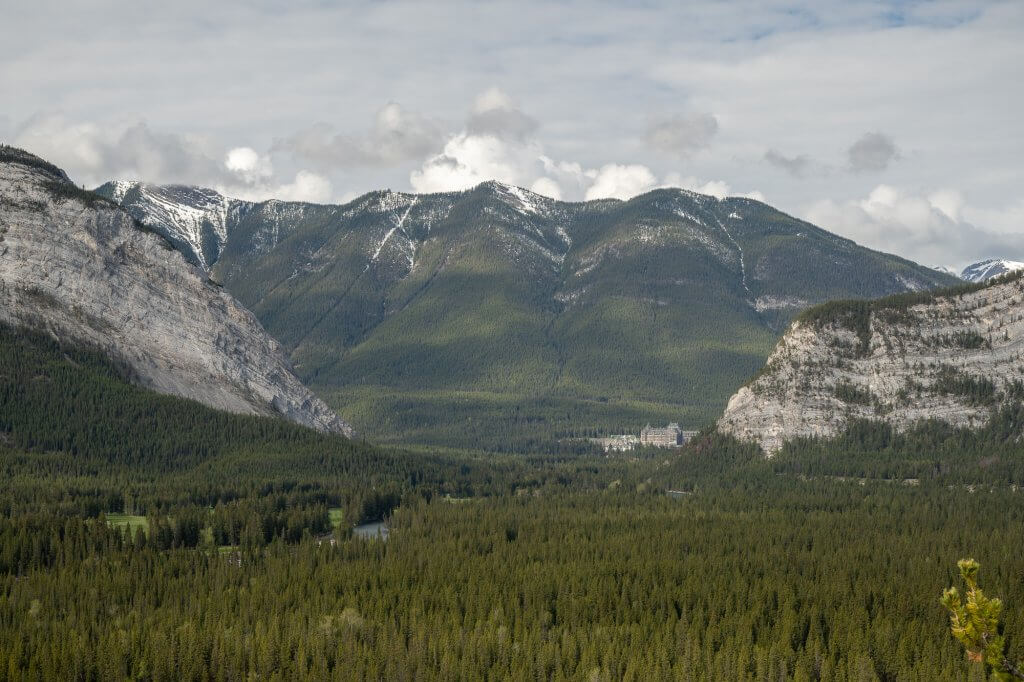 vue sur la vallée et sur l'hôtel Fairmont Banff Springsdepuis hoodoos viewpoint