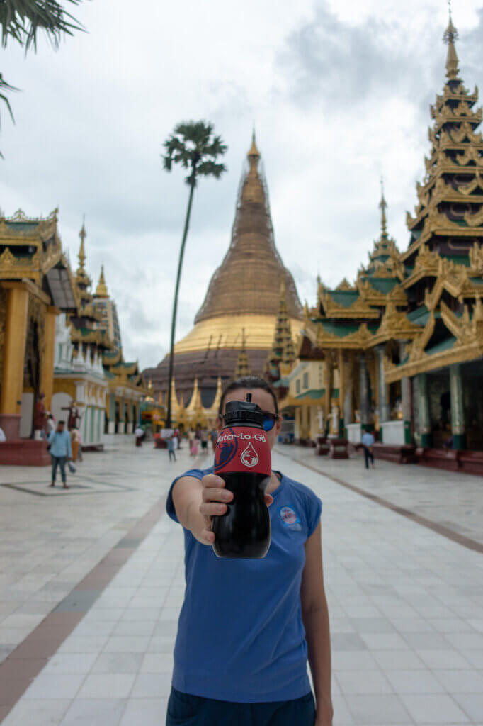 la gourde filtrante Water-to-Go devant un temple d'Asie, un des moyens pour filtrer l'eau en randonnée