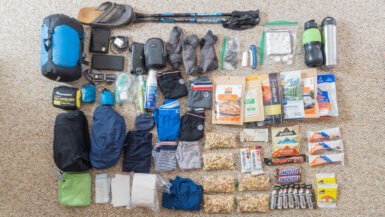 le contenu du sac à dos de Xavier (matériel et nourriture) pour une longue randonnée