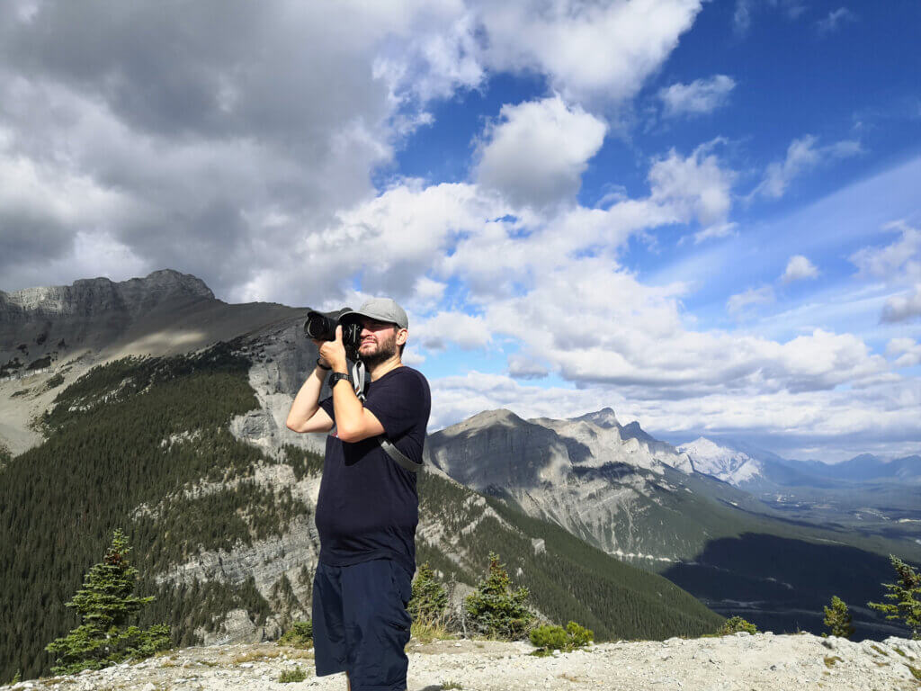 Xavier en train de prendre une photo lors d'une randonnée à Canmore dans l'ouest du Canada