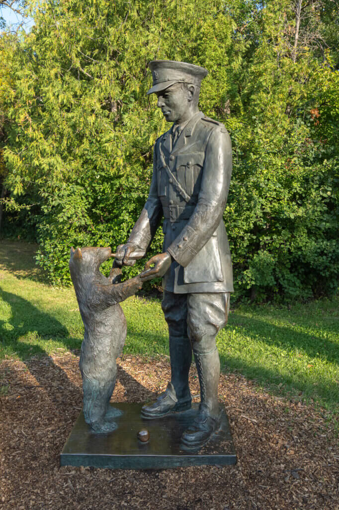 la statue de Winnie, l'ours recueilli par un lieutenant, à Winnipeg au Canada