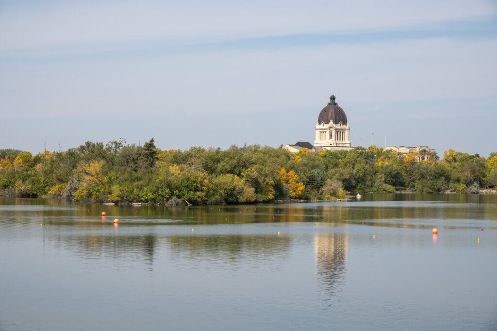 vue sur le parlement depuis le parc Wascana à Regina, capitale de la Saskatchewan au Canada