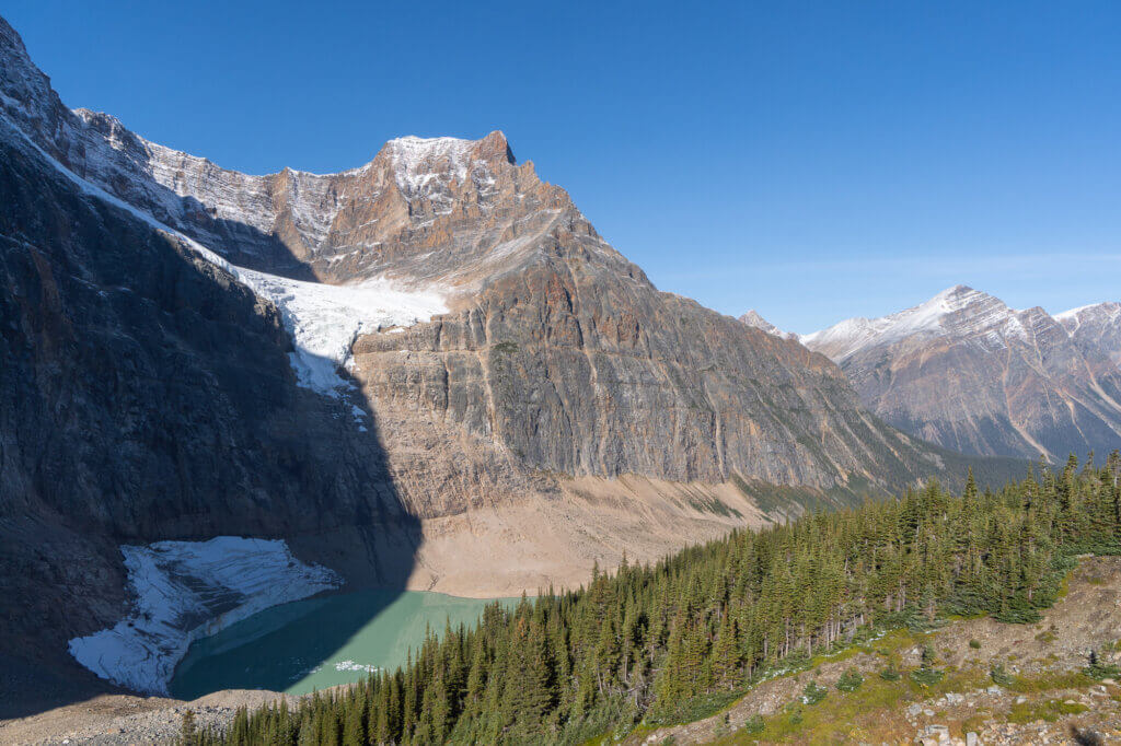 vue sur le glacier sur le sentier Edith Cavell dans les Rocheuses canadiennes