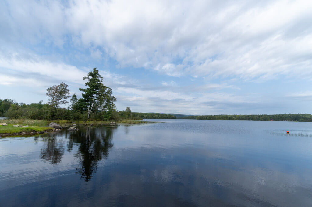 lac à deux-rivières, le long de la route qui traverse le Canada
