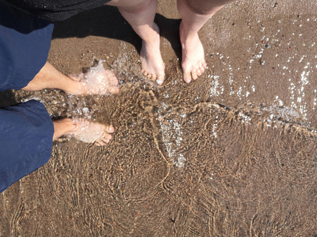 les pieds dans l'eau dans le lac supérieur en Ontario