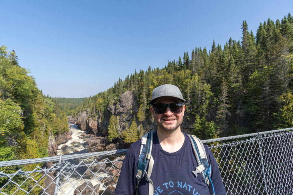 sur le pont suspendu du parc national de Pukaskwa au Canada