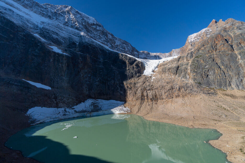 le lac turquoise du sentier Edith Cavell à Jasper au Canada
